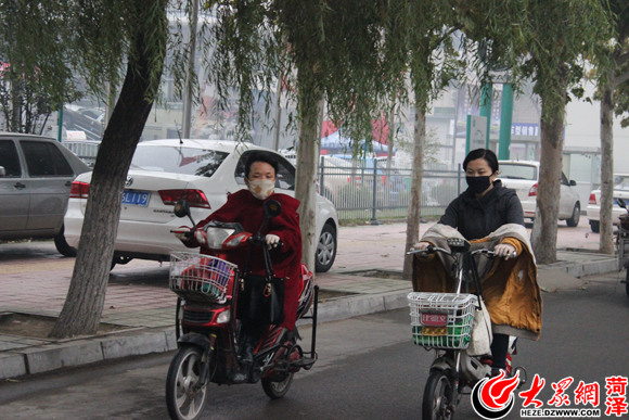 不少外出的市民都戴上了口罩 不少外出的市民都戴上了口罩