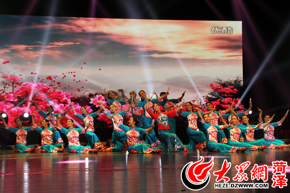 臨沂市沂蒙紅嫂藝術(shù)團(tuán)表演《沂蒙姐妹做軍鞋》 臨沂市沂蒙紅嫂藝術(shù)團(tuán)表演《沂蒙姐妹做軍鞋》
